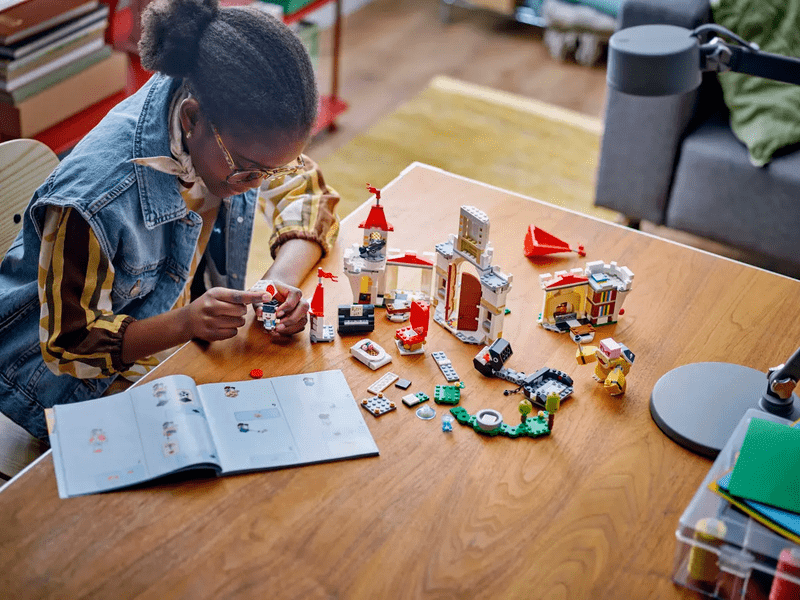 LEGO® Super Mario™ Royev napad na Peach's Castle (71435)