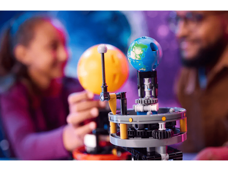 LEGO® Technic A Föld és a körülötte keringő Hold (42179)