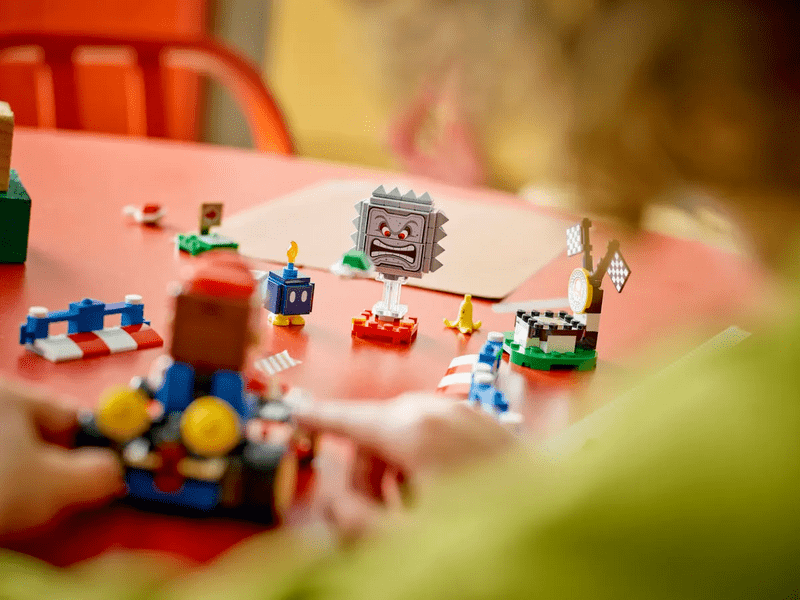 LEGO® Super Mario™: Mario Kart™ – Interaktivni LEGO® Mario™ i standardni karting (72043)