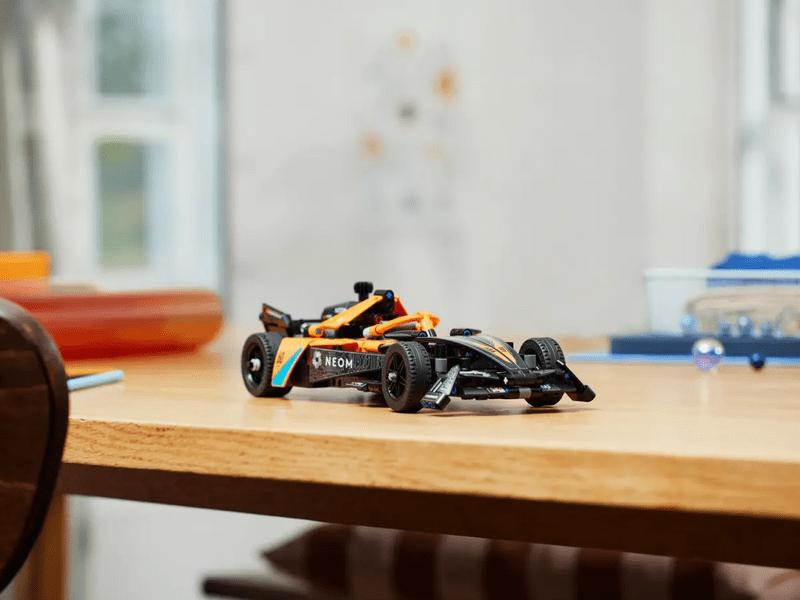 LEGO® Technic NEOM McLaren Formula E trkaći automobil (42169)
