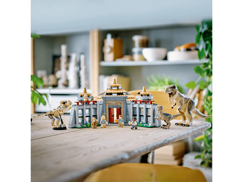 LEGO® Jurassic Park Látogatóközpont: T-Rex és raptortámadás (76961)