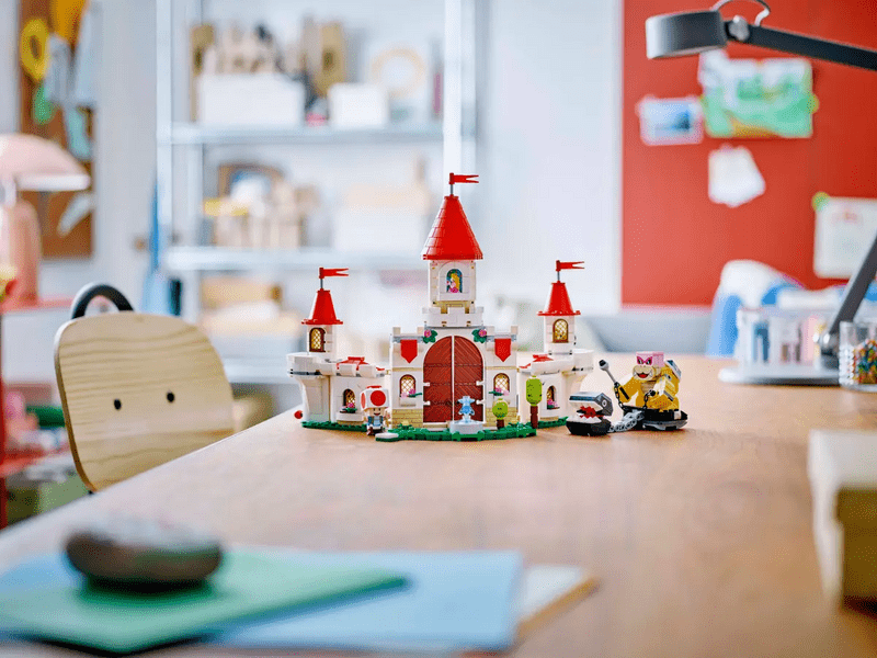 LEGO® Super Mario™ Royev napad na Peach's Castle (71435)