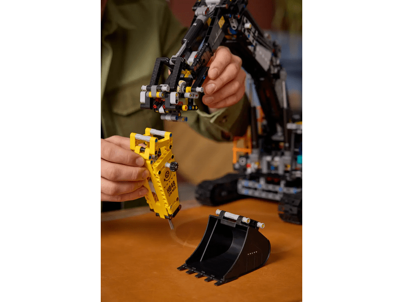 LEGO® Technic Volvo EC500 Hybrid exkavátor (42215)