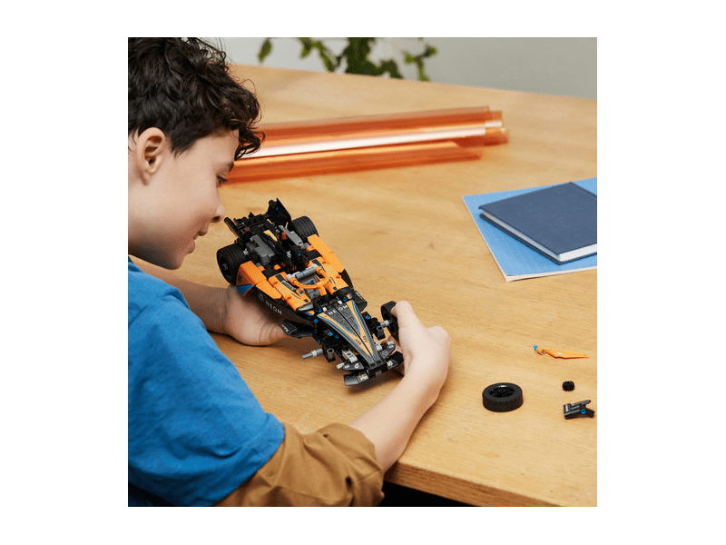 LEGO® Technic NEOM McLaren Formula E trkaći automobil (42169)