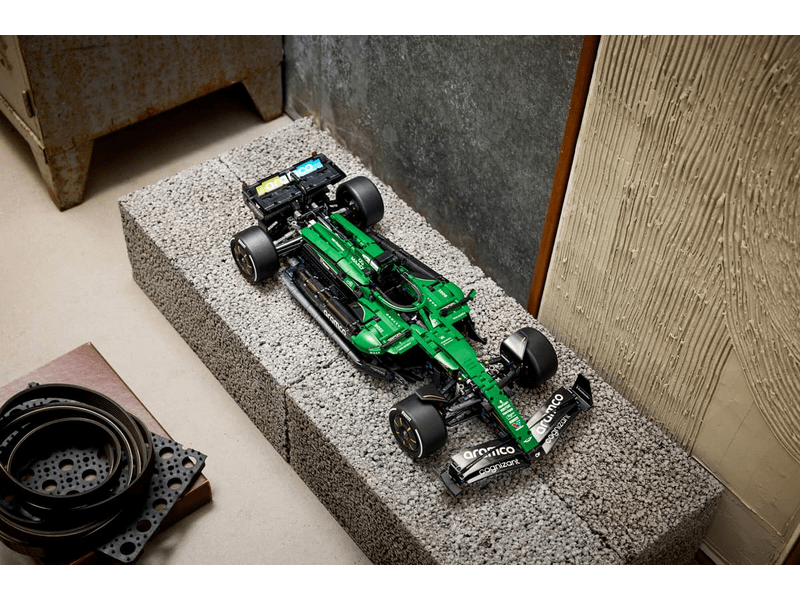 LEGO® Technic Aston Martin Aramco AMR25 F1® automobil (42240)
