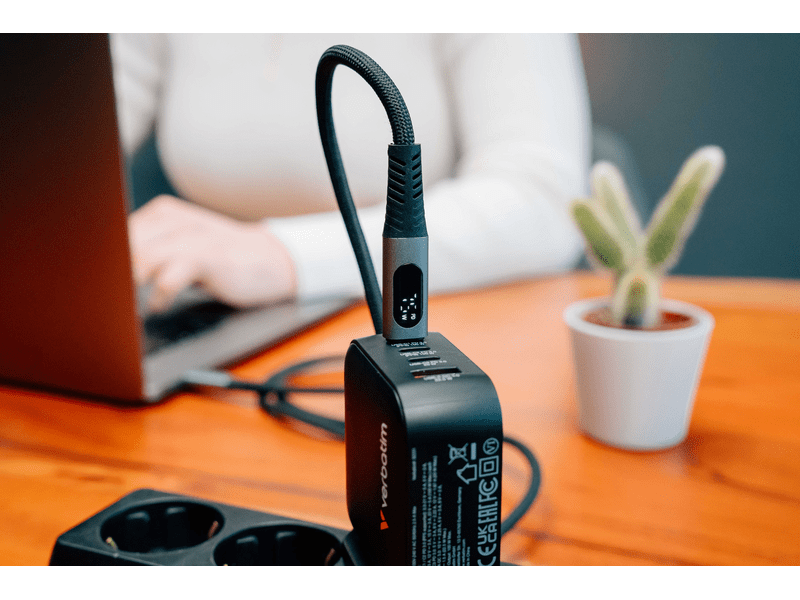 Verbatim Sync & Charge 240W USB-C kabel sa zaslonom, 120 cm (31849)