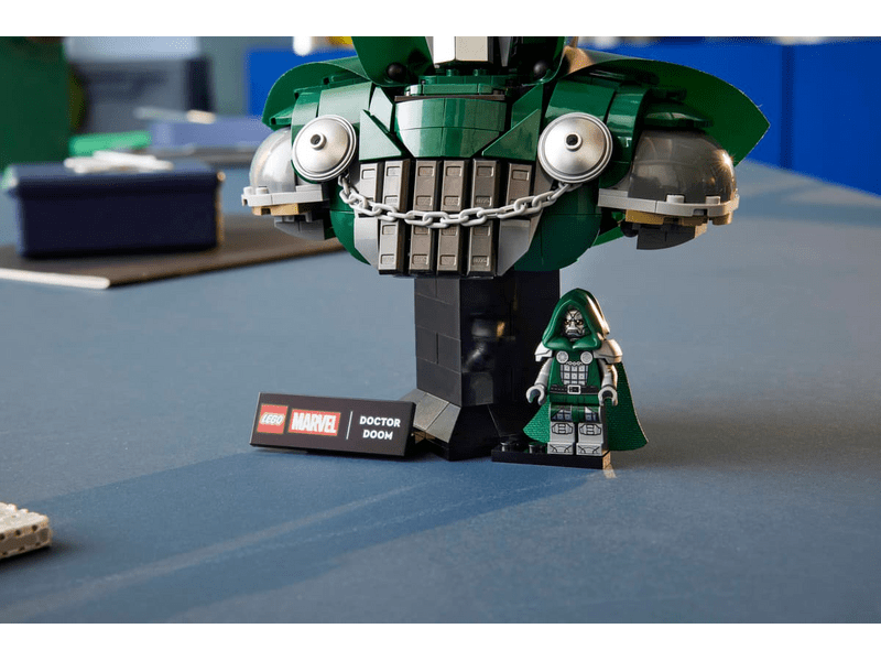 LEGO® Marvel Doctor Doom mellszobor (76345)