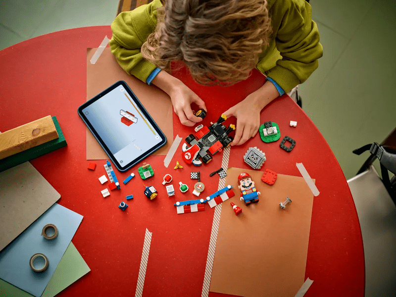 LEGO® Super Mario™: Mario Kart™ – Interaktivni LEGO® Mario™ i standardni karting (72043)
