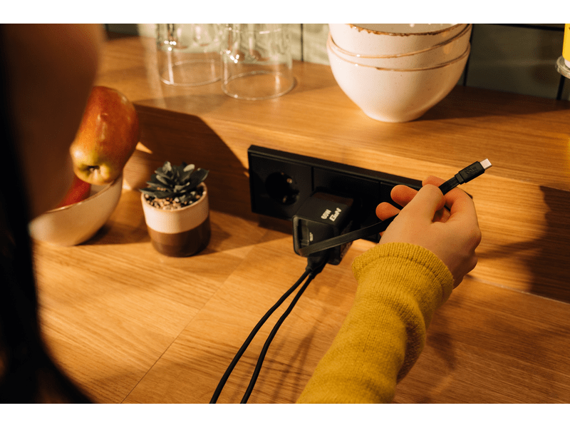 Verbatim GaN 65W AC punjač s uvlačivim kabelom (32217)