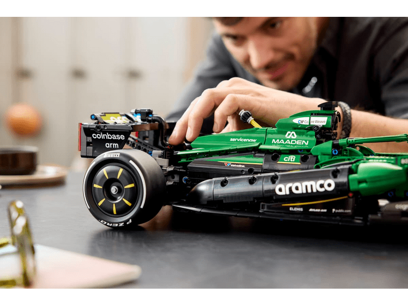 LEGO® Technic Aston Martin Aramco AMR25 F1® automobil (42240)