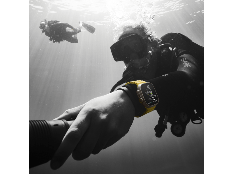 Apple Watch Ultra Cellular, 49mm Titán tok, zöld Alpesi pánt - Large (MQFP3CM/A)