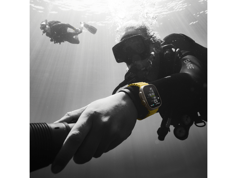 Apple Watch Ultra Cellular, 49mm Titán tok, narancsszínű Alpesi pánt - Large (MQFM3CM/A)